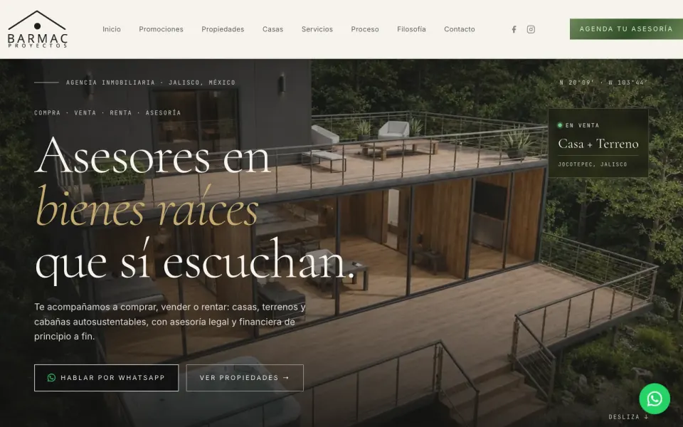 Portada del sitio de Barmac Proyectos con una casa entre árboles y el titular Asesores en bienes raíces que sí escuchan